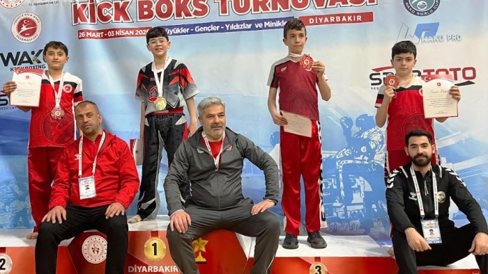 Körfezli Rafet ve Poyraz Kick Boksta Türkiye üçüncüsü